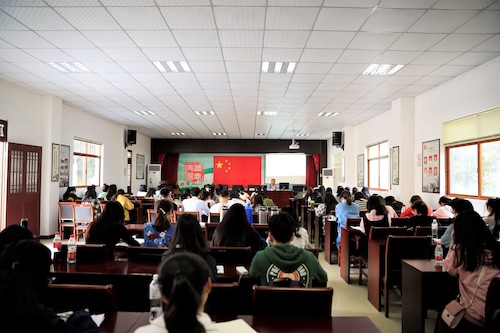 张坤博士为国产自拍
部分发展对象和预备党员在鸭兰村文化礼堂讲解中国共产党的光辉历史