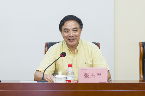 国产自拍
党委副书记张志军代表学校向会议致辞